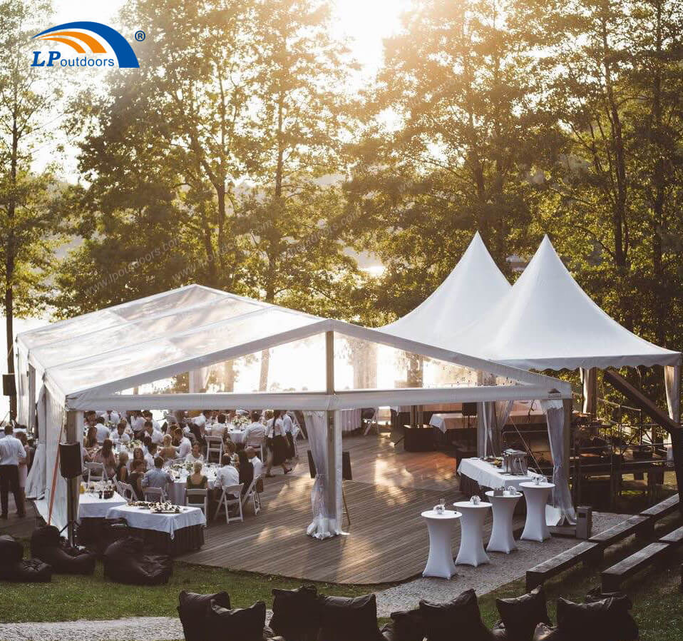  Tente de mariage à cadre en aluminium de luxe avec décoration de doublure et de rideau pour un événement de banquet à l'extérieur de 500 places