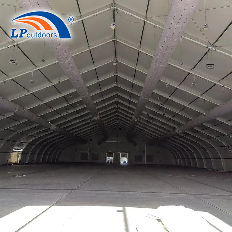 Structure de tente de toit incurvée durable élevée construisant des tentes spéciales d'entrepôt d'industrie de tente de cadre en aluminium 